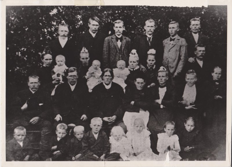 Oviiride pere Nurtus, Noormaa õues 1900. aastal